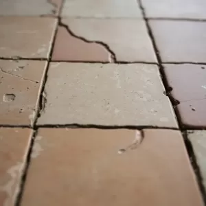 Czy można kłaść płytki na płytki na tarasie